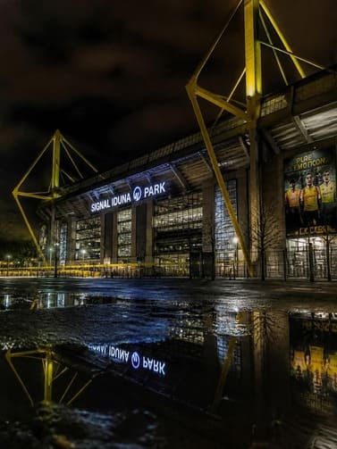 Dortmund_Signal_Iduna_Park_stadium_exterior_at_night