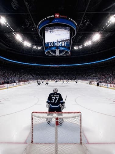 ice_hockey_rink_with_dramatic_stadium_lights_and_packed_crow